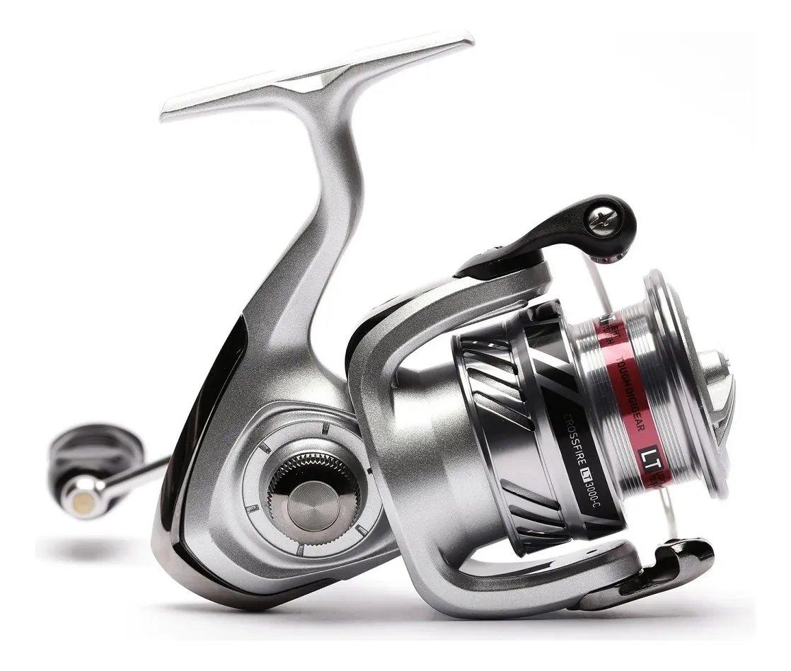 Molinete Daiwa Crossfire LT 1000 preto com detalhes dourados