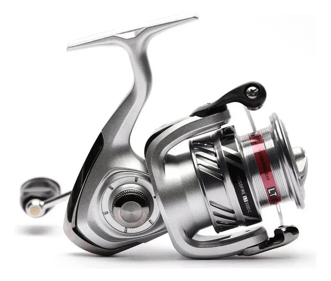 Molinete Daiwa Crossfire LT 1000 preto com detalhes dourados