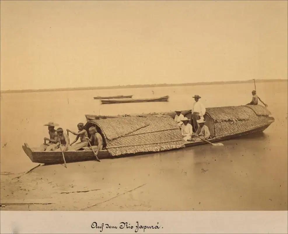 Canoa carregada no rio Japurá