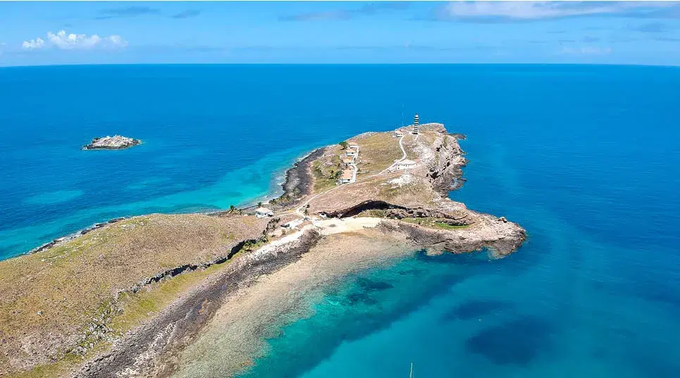 Arquipélago de Abrolhos com águas cristalinas e recifes, Bahia