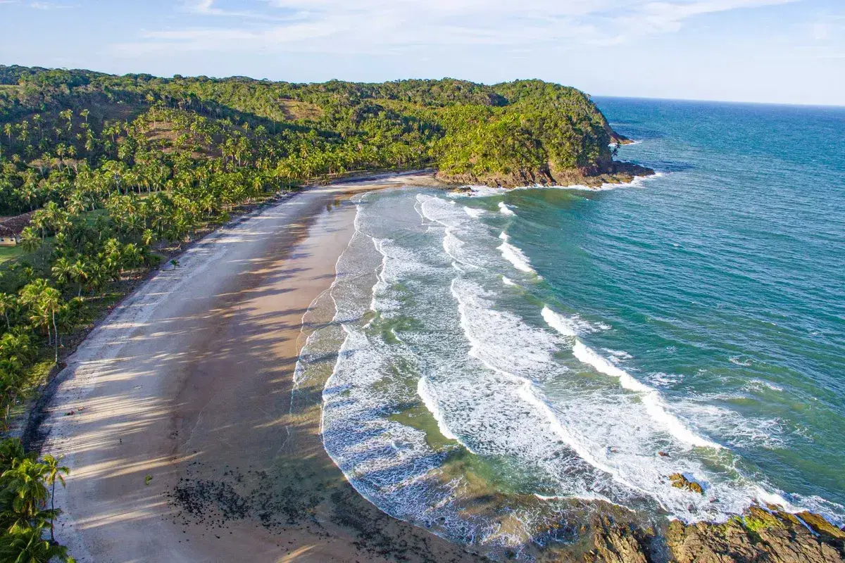 Costa rochosa de Itacaré com praias e Mata Atlântica