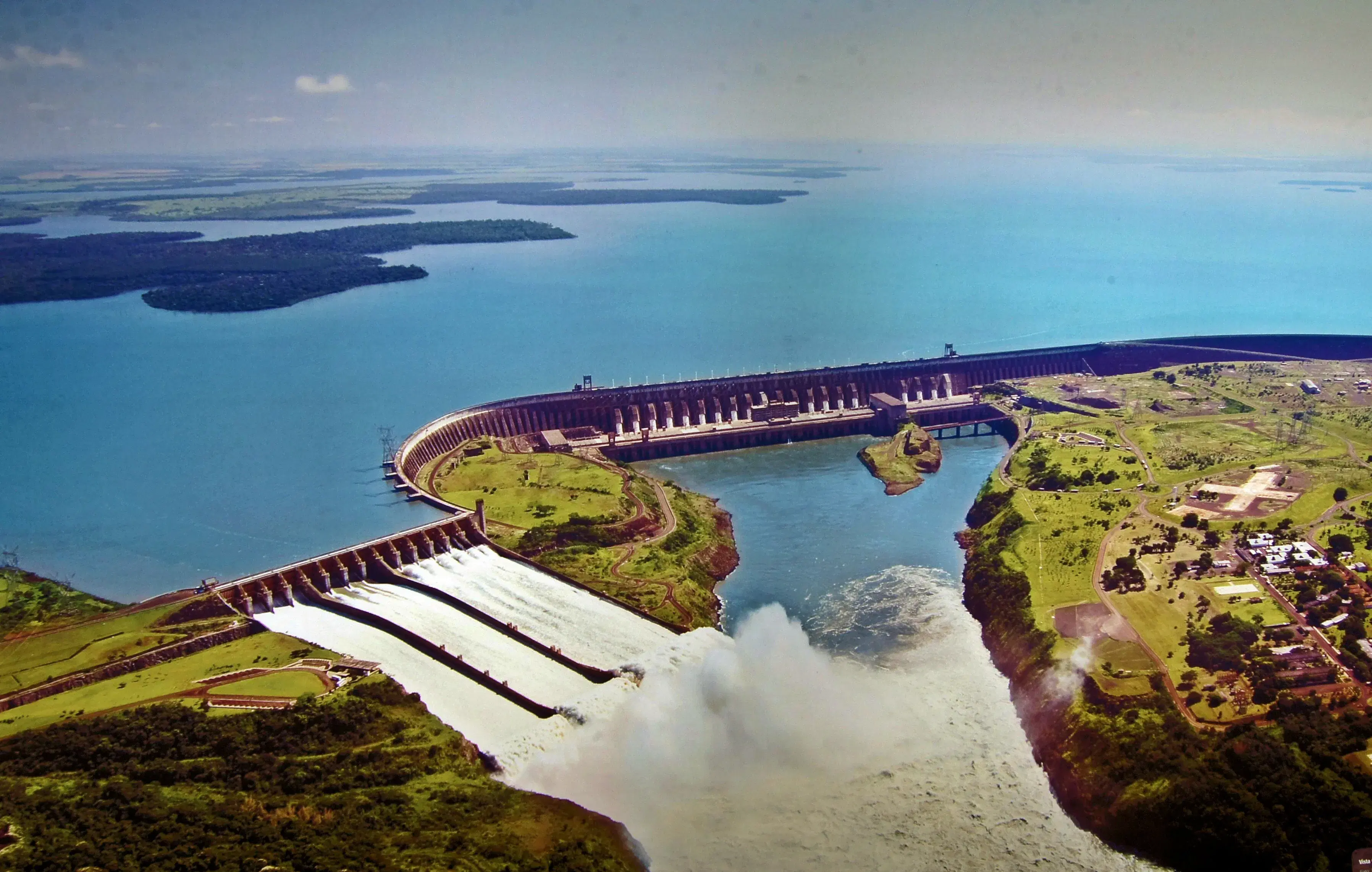 Vista aérea da Represa de Itaipu, maior hidrelétrica do mundo