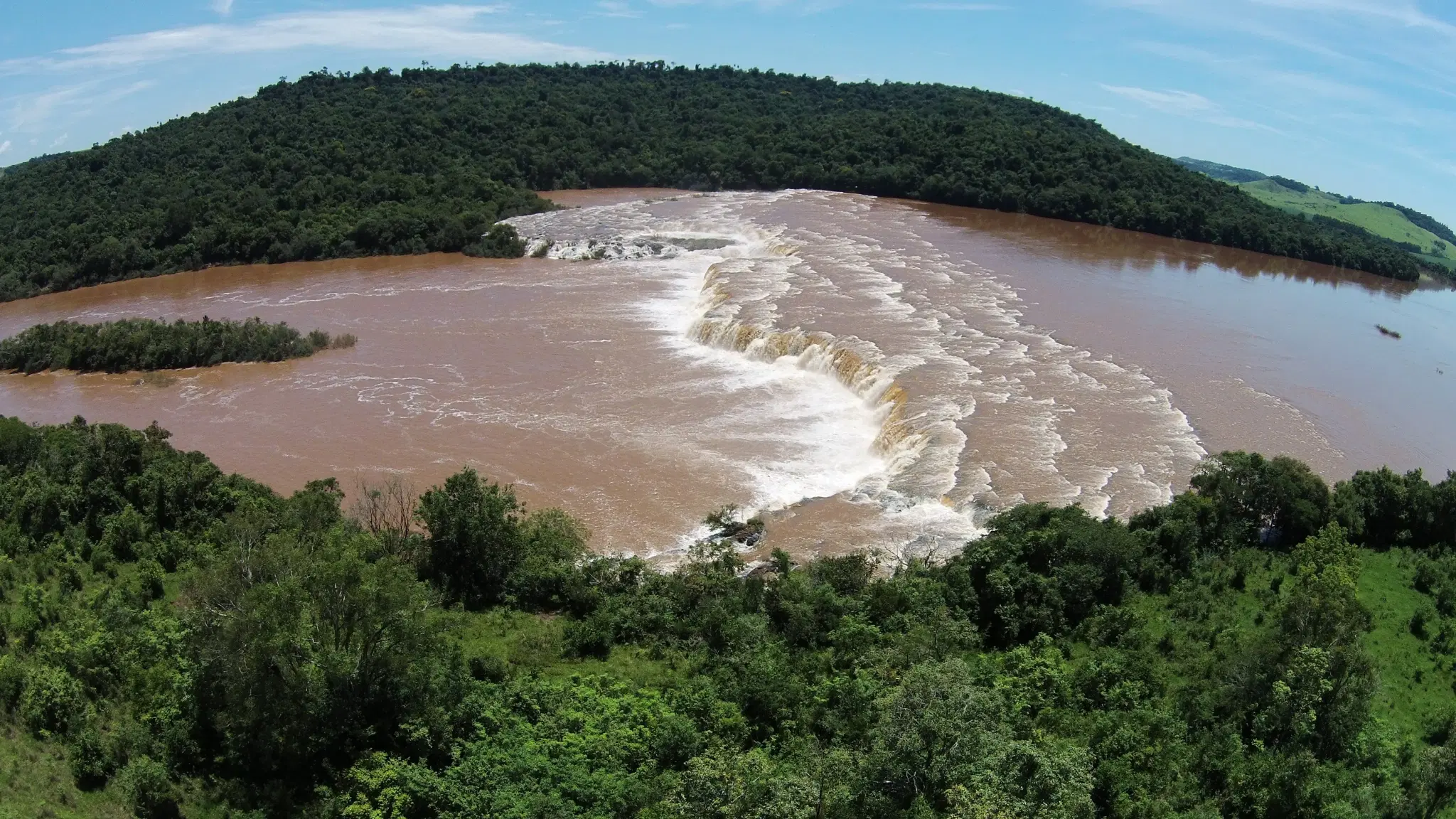 Rio Chopim com corredeiras no sudoeste do Paraná