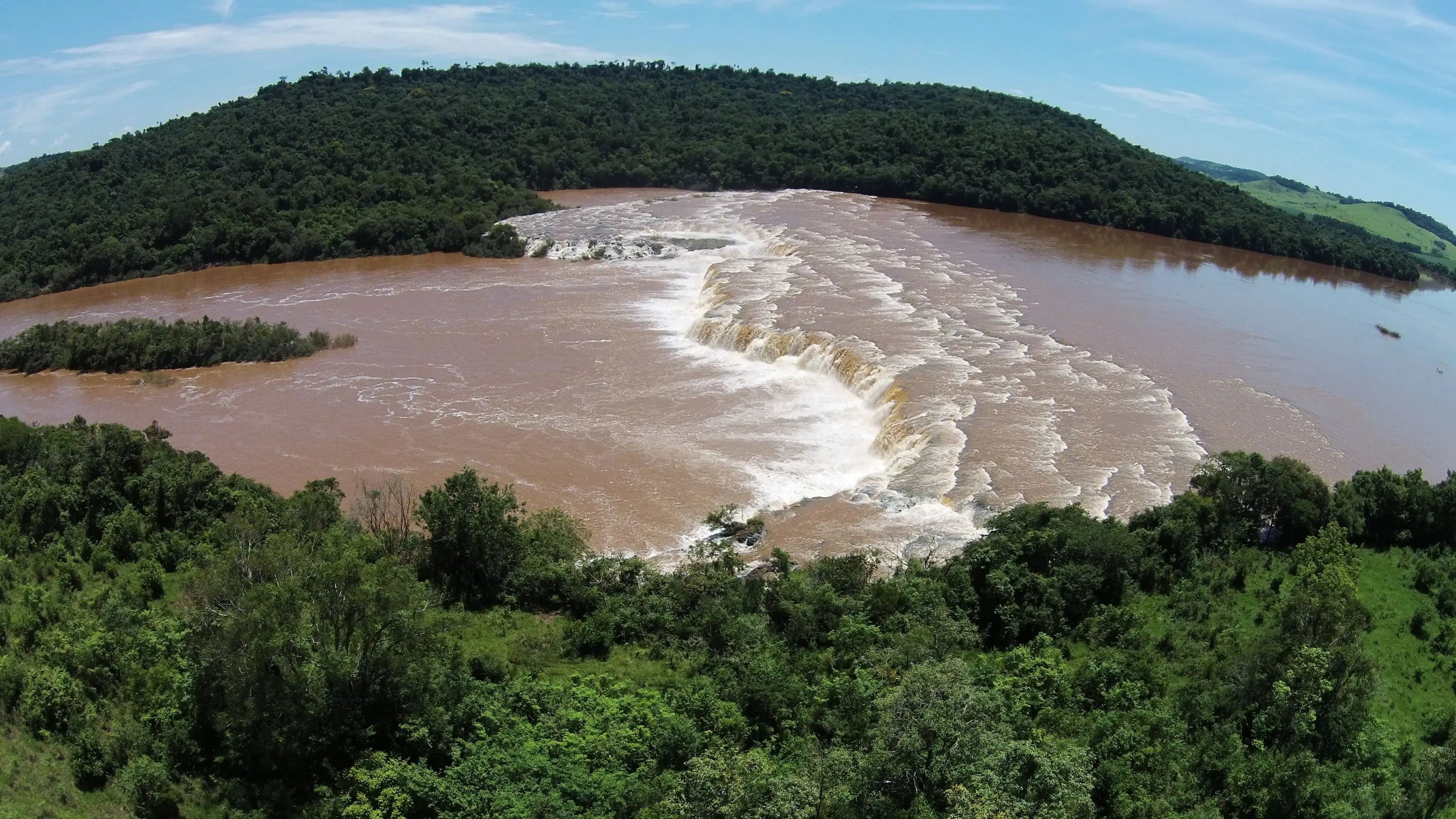 Rio Chopim com corredeiras no sudoeste do Paraná