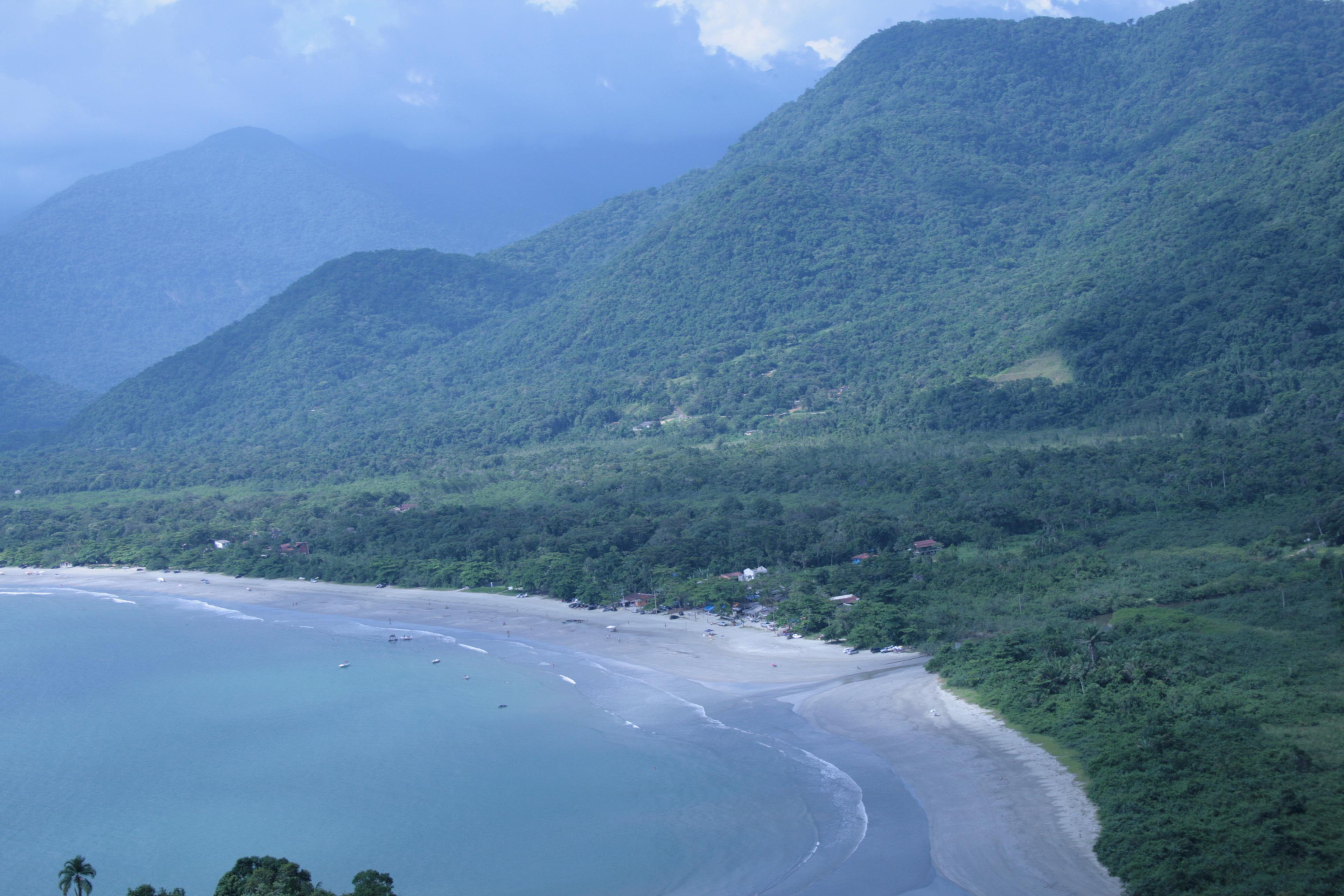 Vista aerea de Ubatuba SP com praias Serra do Mar e Mata Atlantica