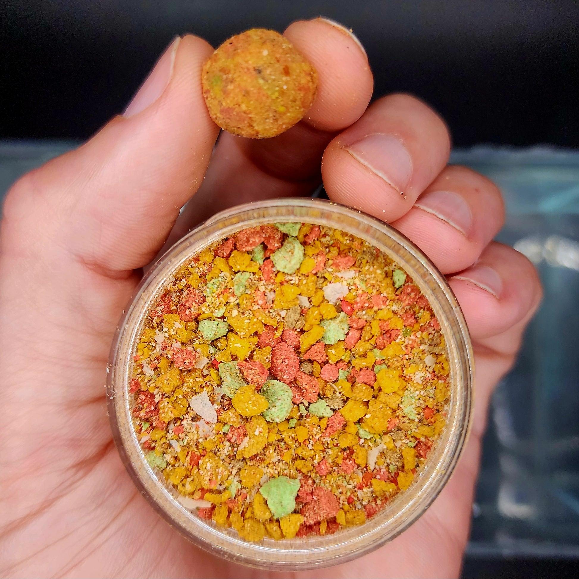 Pescador misturando massa de ceva