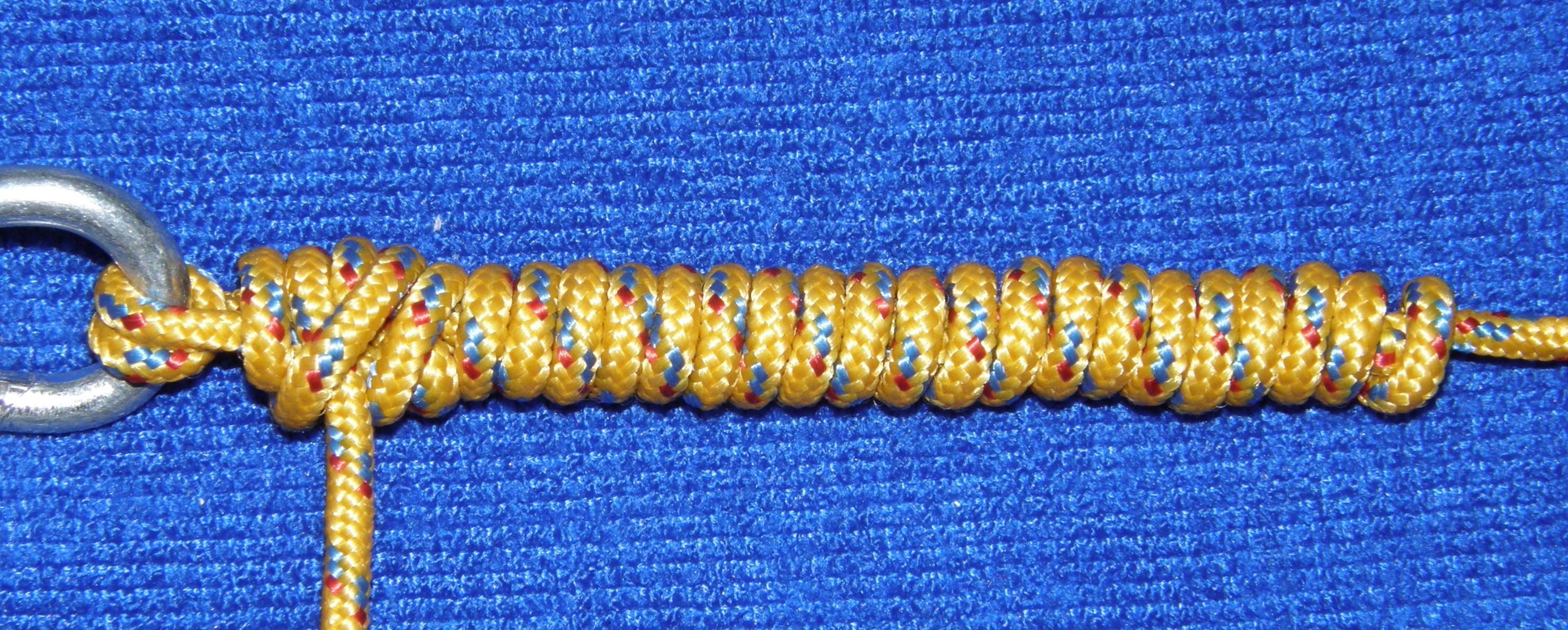 Macro de um nó de pesca finalizado conectando dois tipos de linhas