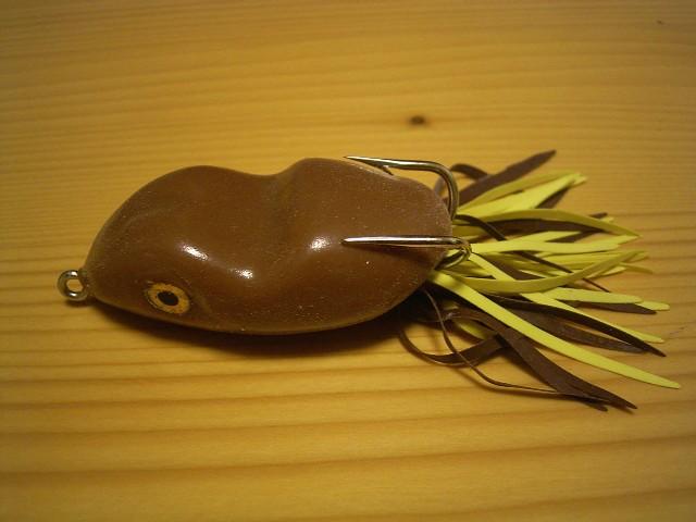 Isca artificial estilo sapo com anzóis duplos