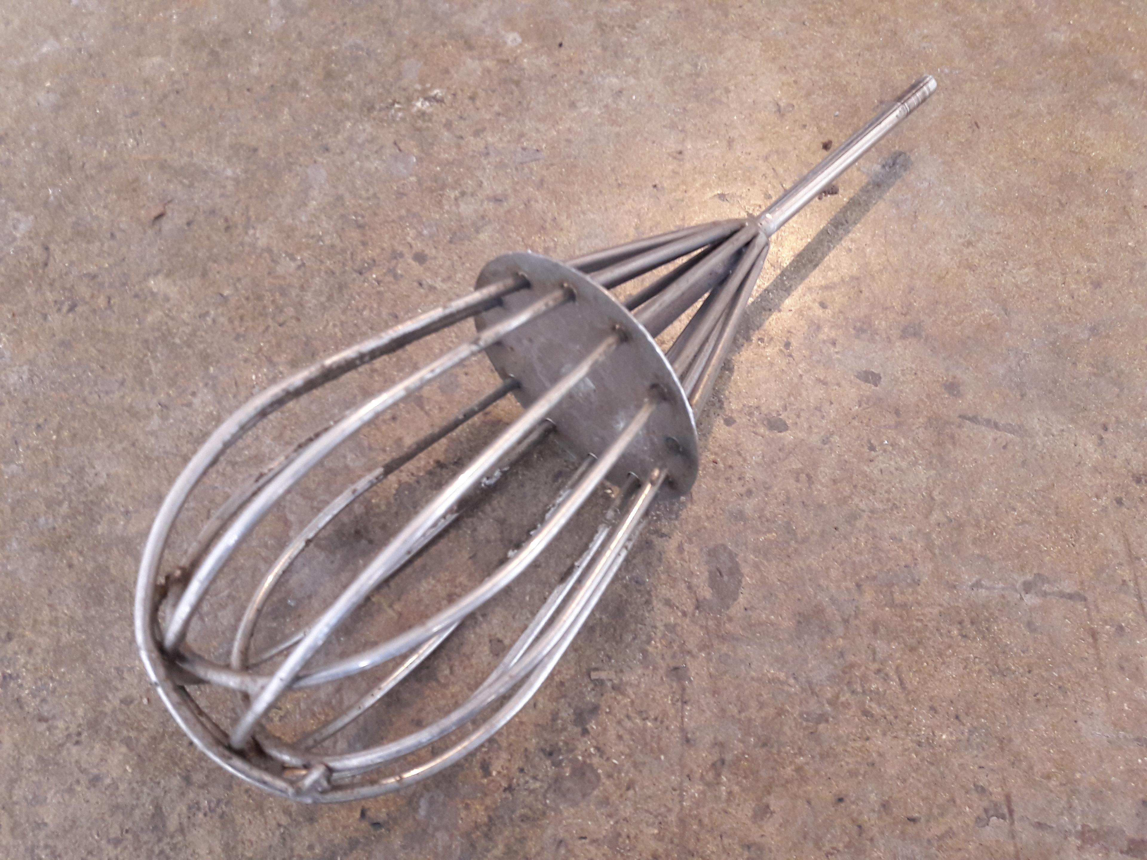 Misturador manual preparando massa de ceva para pesca