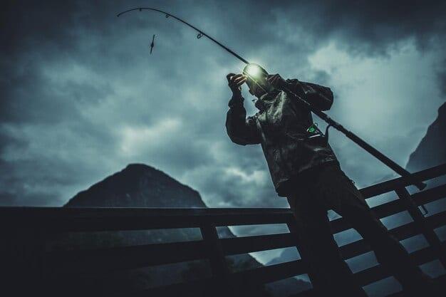 Barco de pesca costeira navegando ao amanhecer
