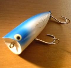 Isca popper de superfície em close com garatéias