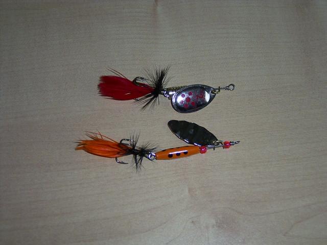 Spinnerbait metálico dourado fotografado em close