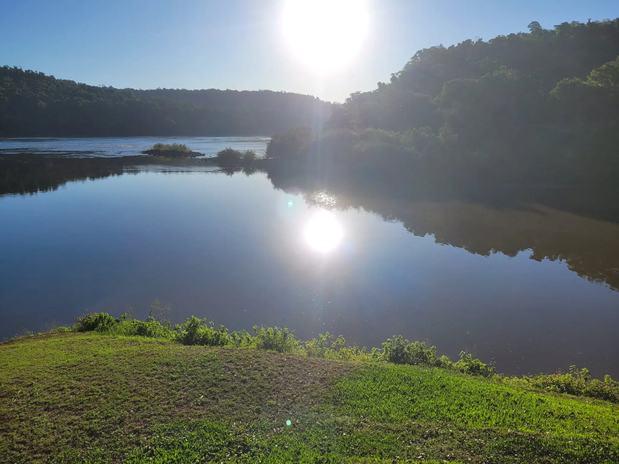 Rio Uruguai em Misiones, destino de pesca de barco e de costa