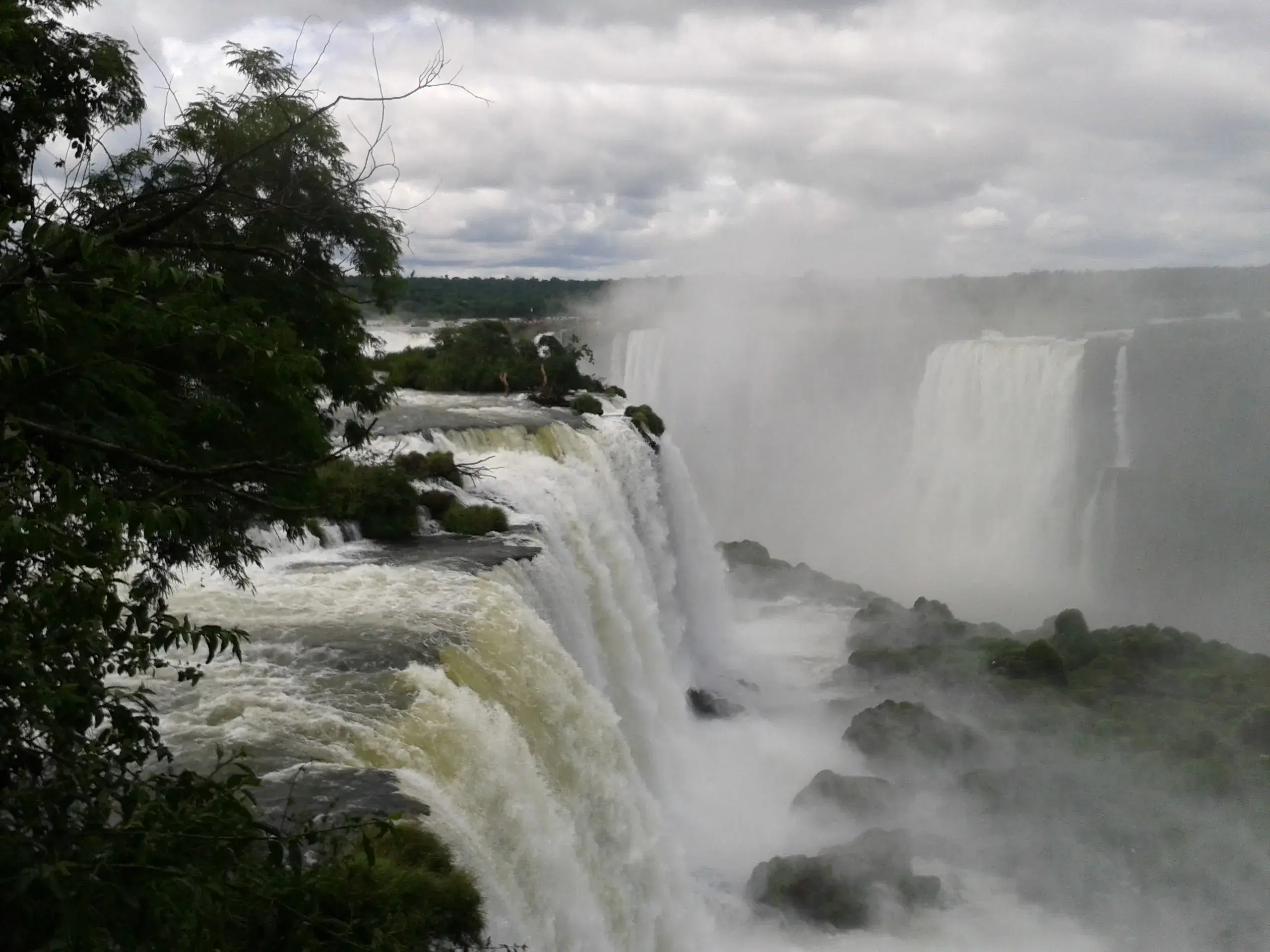 Rio Iguaçu nas Cataratas, destino de pesca de barco