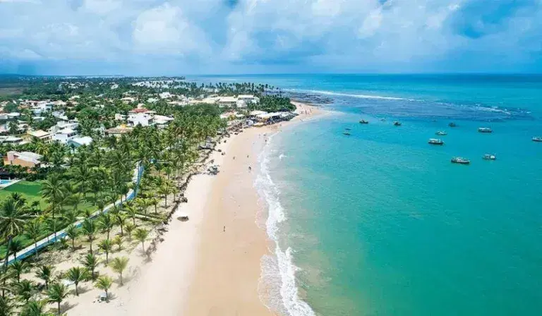 Vista aérea de Praia do Forte com recifes de coral