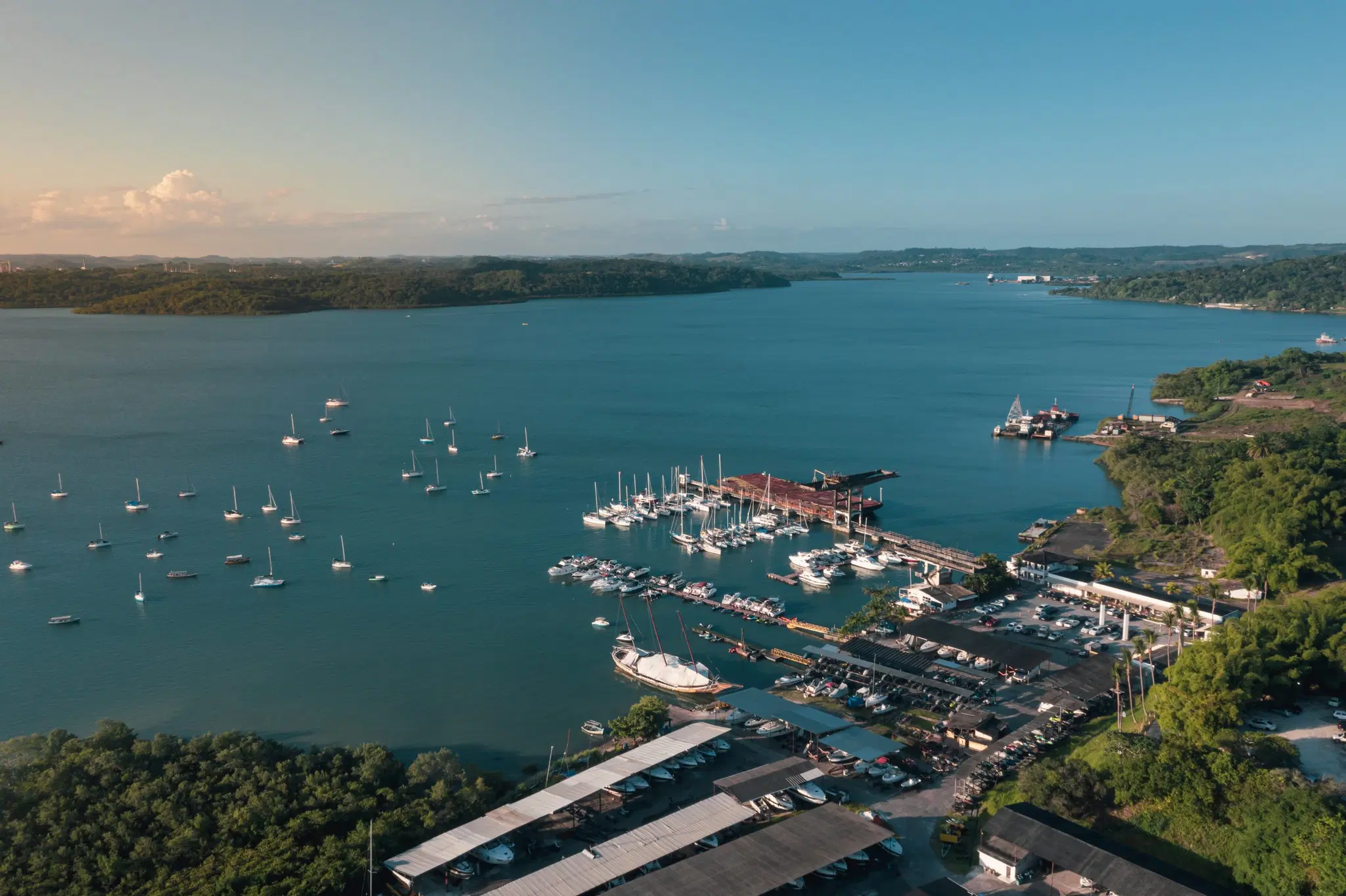 Vista da Baía de Aratu com manguezais, região metropolitana de Salvador