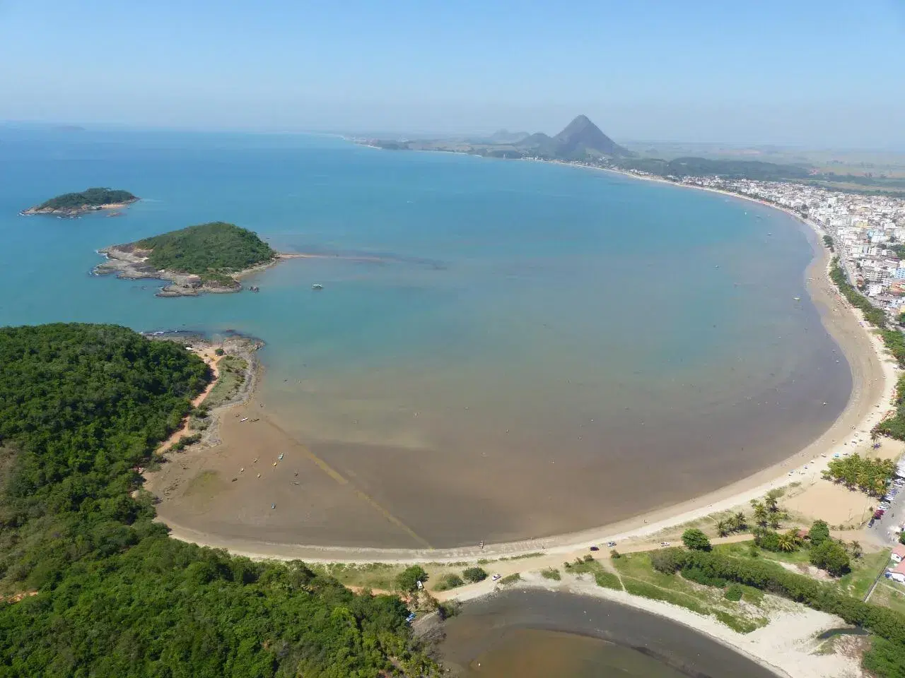Vista aérea de Piúma com a Ilha do Gambá