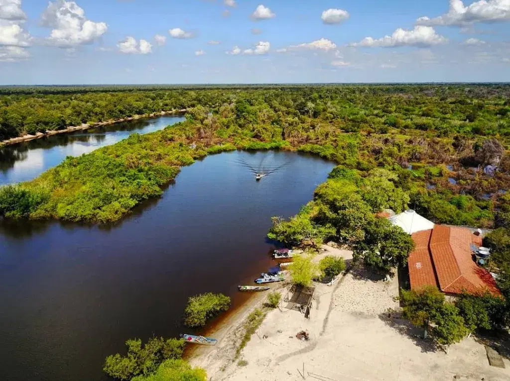 Rio Cristalino com águas transparentes no norte de Mato Grosso