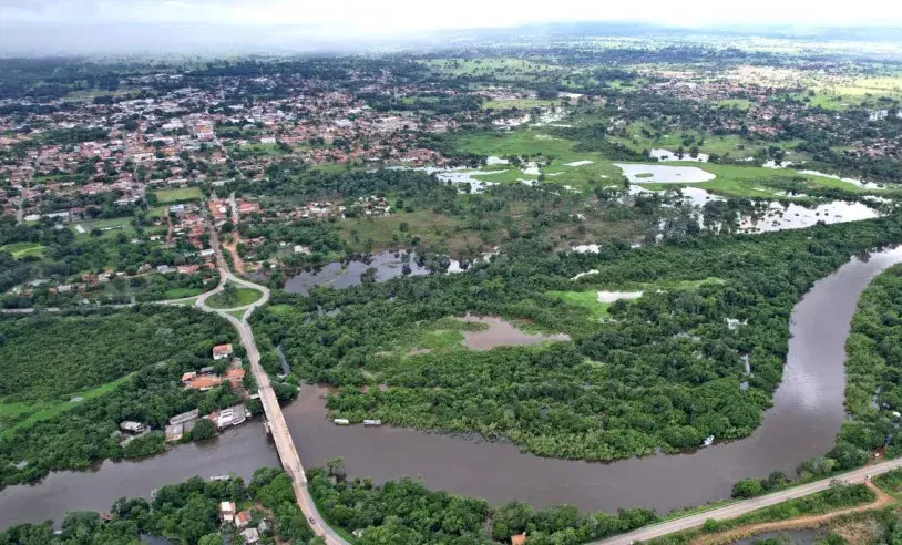 Cidade de Miranda às margens do rio com o Pantanal ao fundo