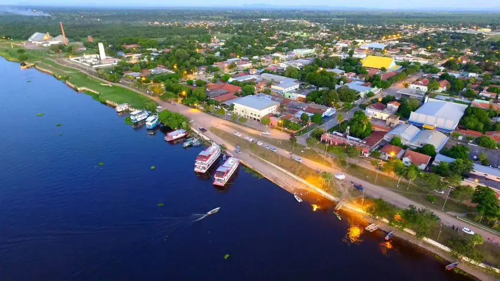 Rio Paraguai em Porto Murtinho com barcos de pesca
