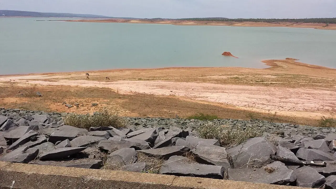 Pastagem seca à beira da Represa de Três Marias