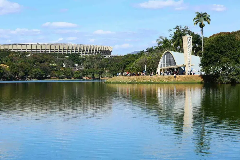 Lagoa da Pampulha com Igreja de São Francisco ao fundo