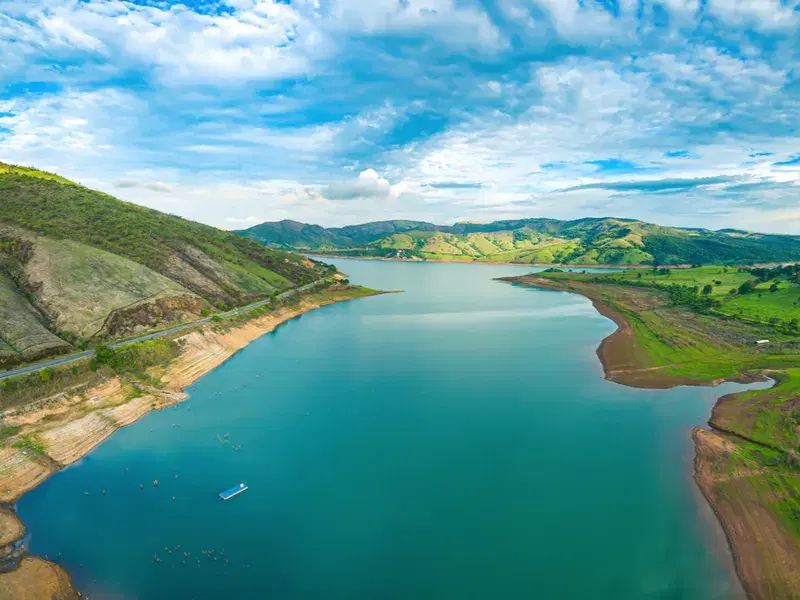 Cânions de Capitólio com águas azuis de Furnas