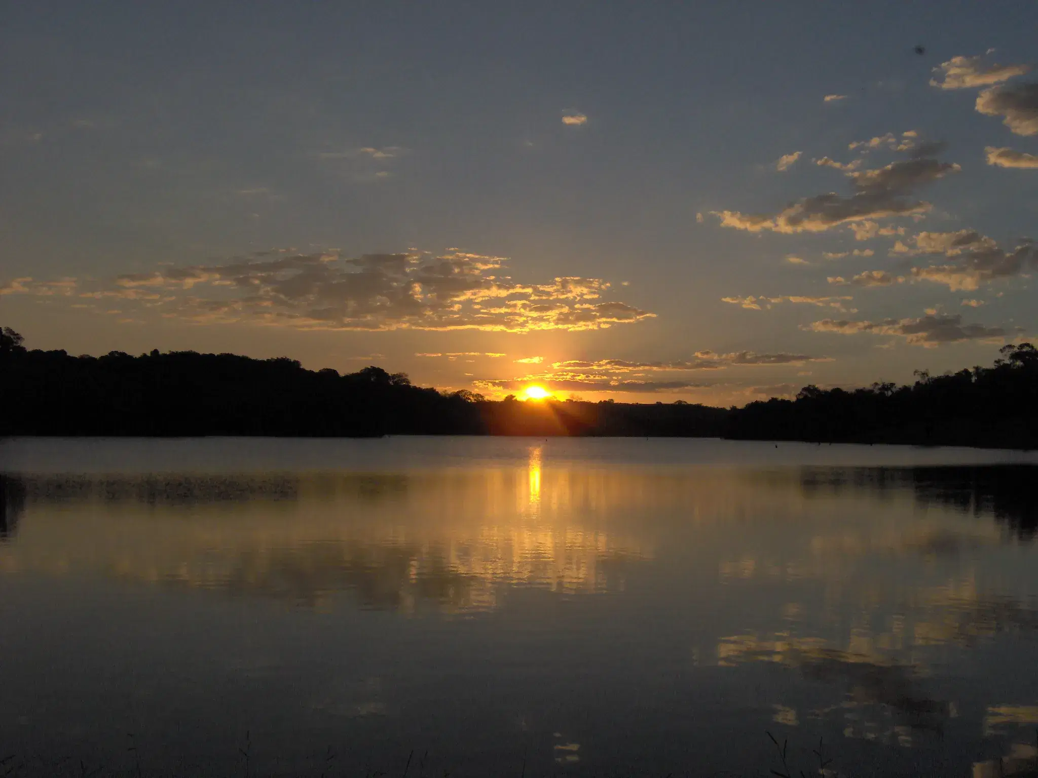 Represa de Nova Ponte ao pôr do sol