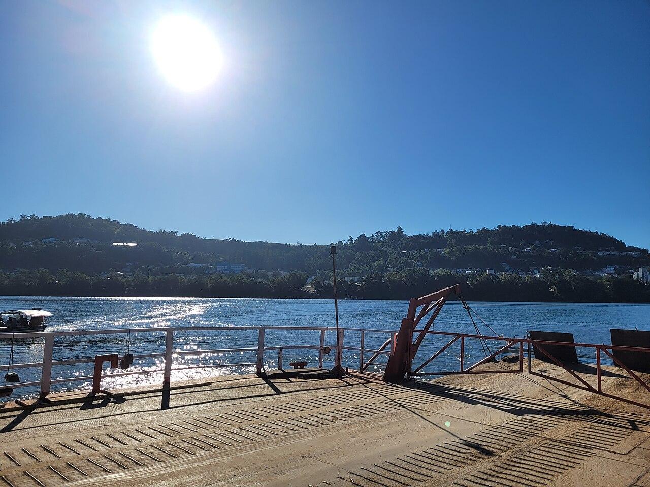 Balsa cruzando o Rio Uruguai entre Barra do Guarita e Itapiranga