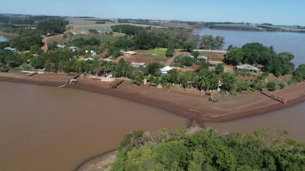 Represa Ernestina com águas calmas e vegetação