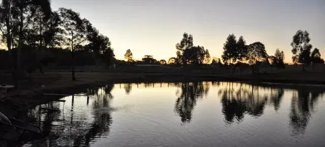Lago do Ninho da Coruja em Canela cercado por araucarias