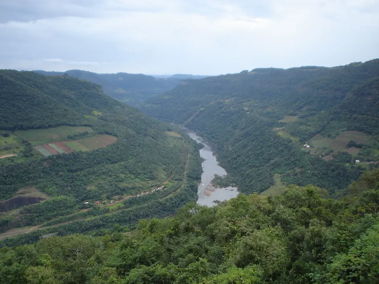 Rio das Antas em vale de serra