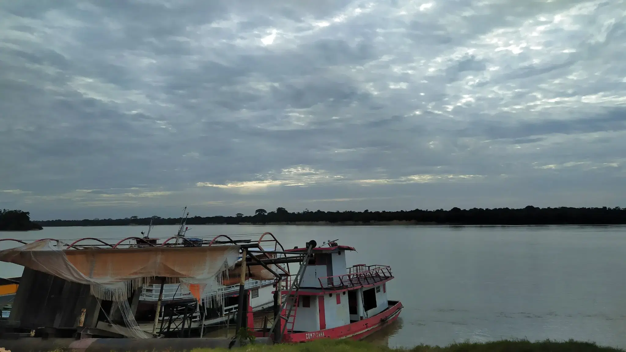 Barcos regionais atracados na margem do rio Branco, em Caracaraí