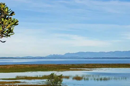 Vista aérea da orla urbana de Sombrio próxima à lagoa