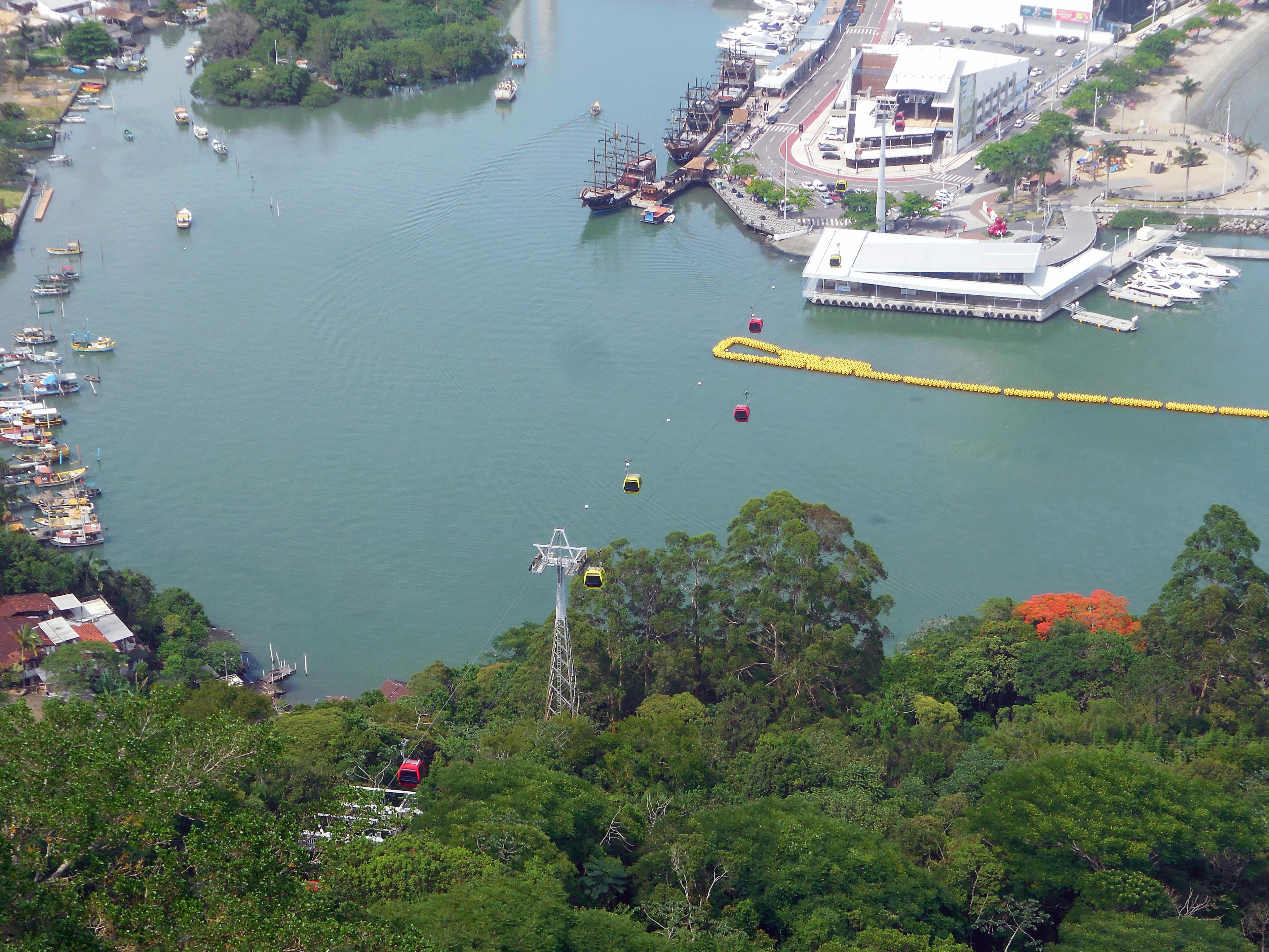 Rio Camboriú e passarela na foz