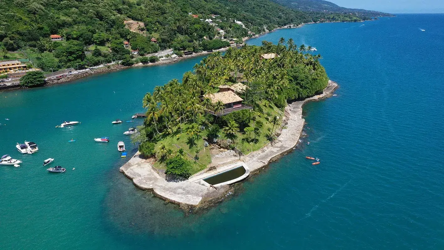 Praia da Ilha das Cabras em Ilhabela SP com aguas cristalinas e vegetacao tropical