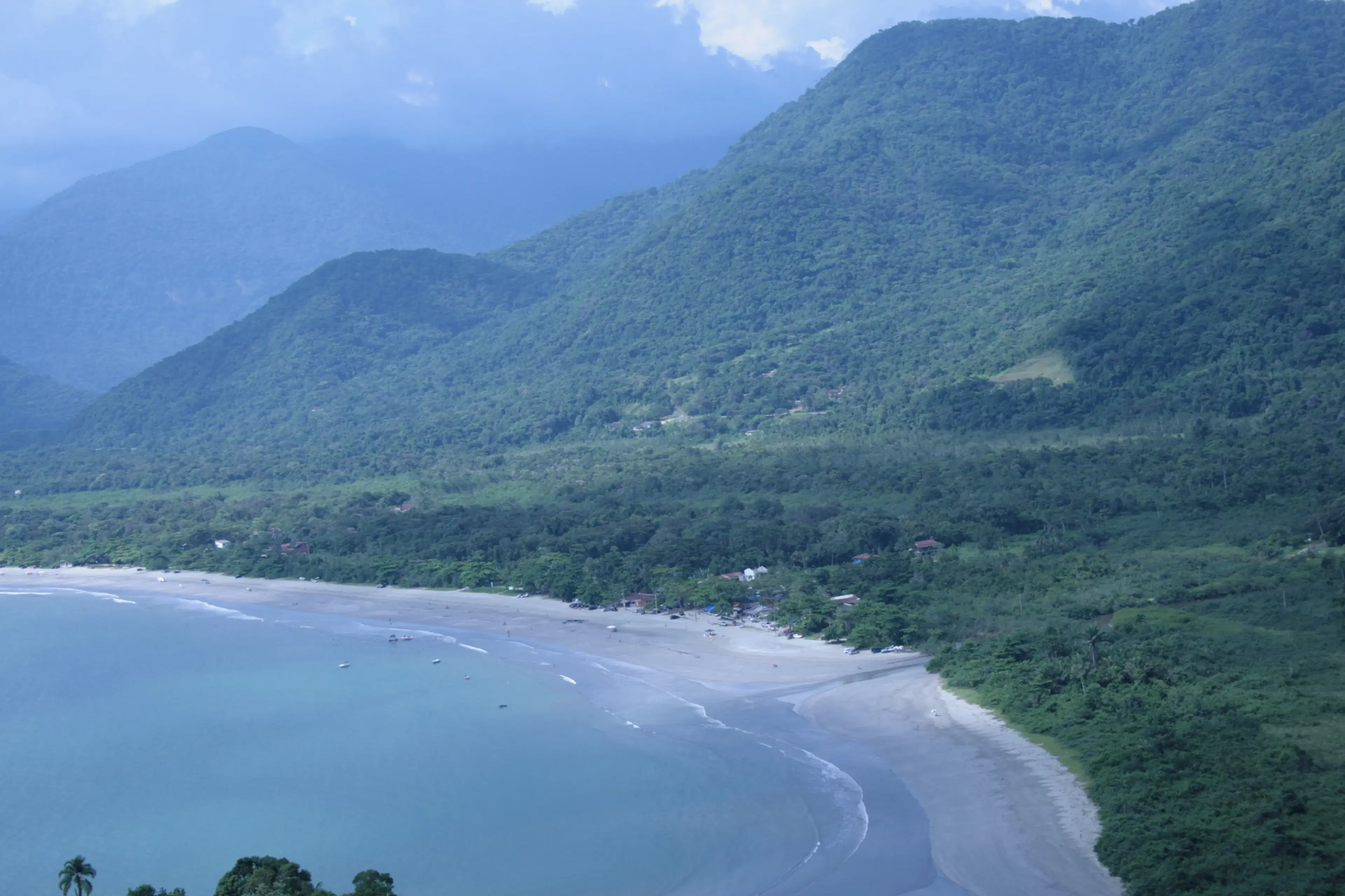 Vista aerea de Ubatuba SP com praias Serra do Mar e Mata Atlantica