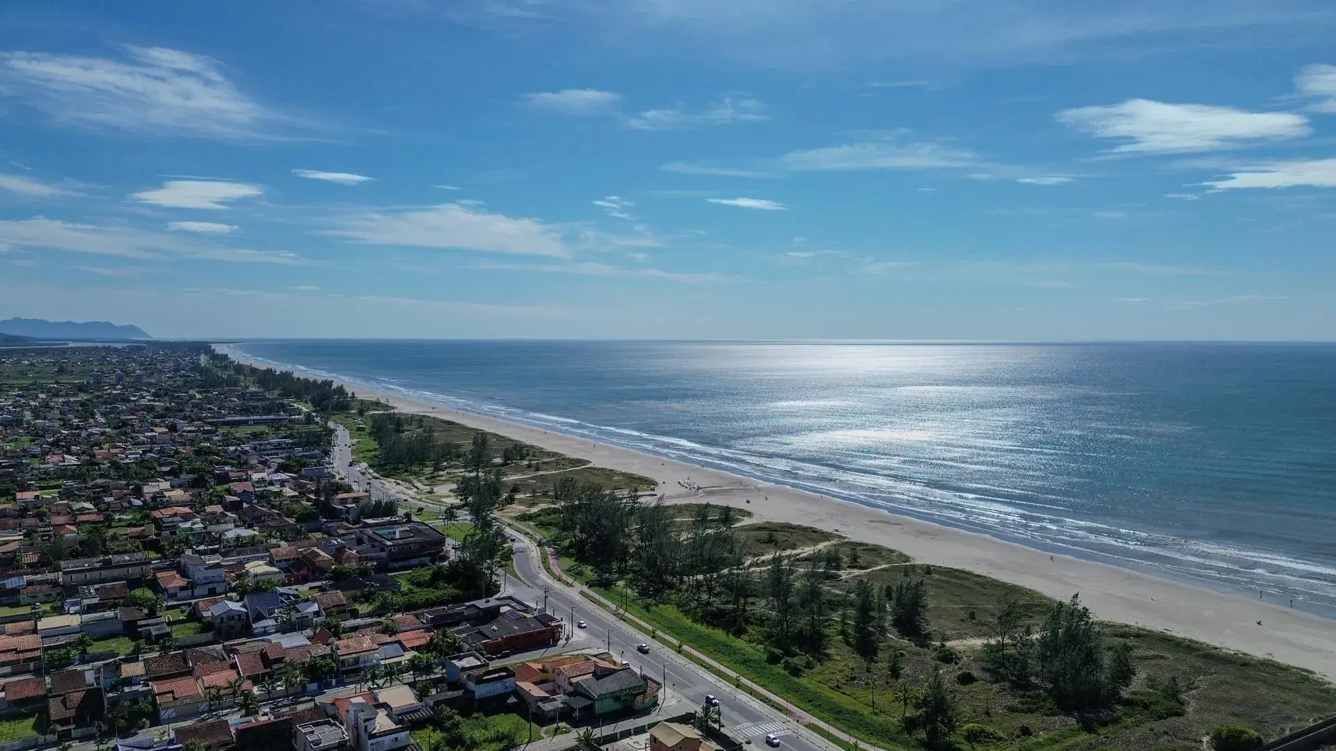 Praia de Ilha Comprida com ondas e areia clara