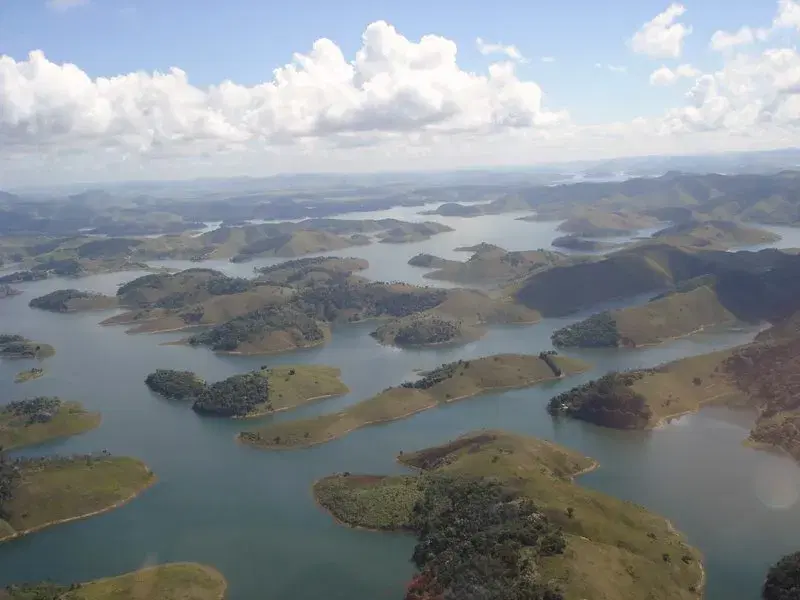 Panorama da represa de Paraibuna