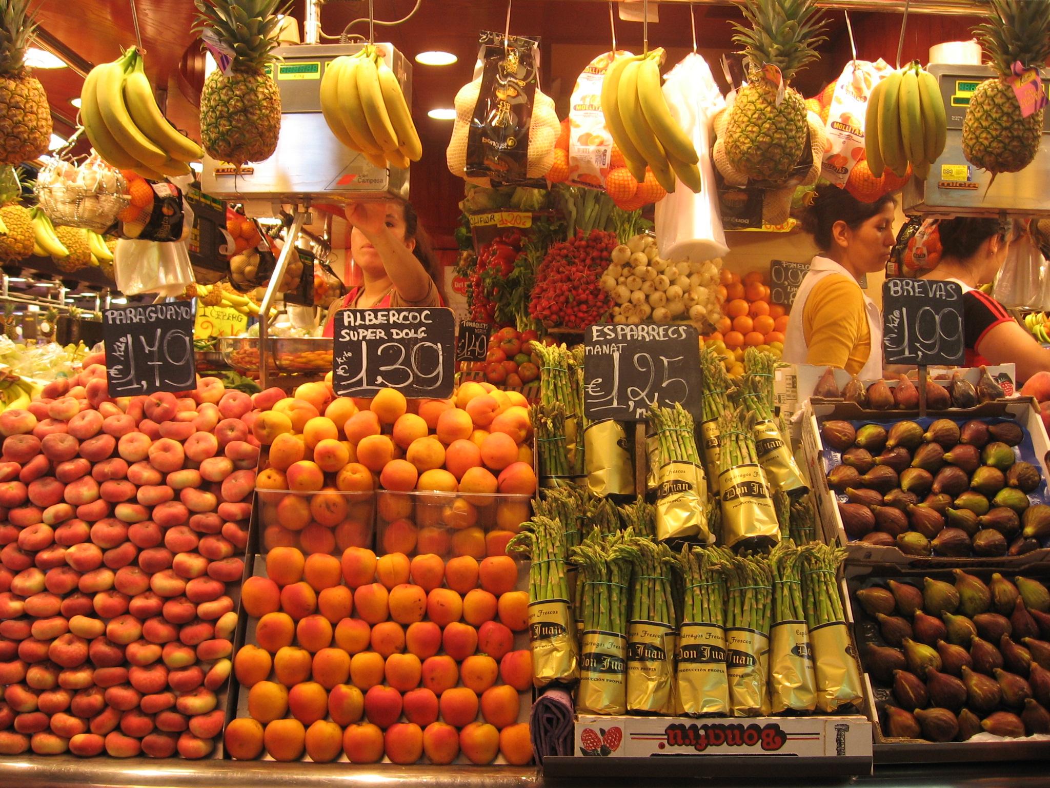 Bancas com frutas frescas no Mercado da Boqueria