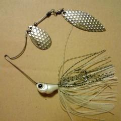 Spinnerbait com lâminas metálicas e saia de silicone